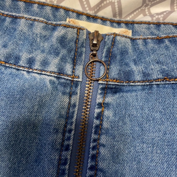 Jean skirt with front zipper - Picture 2 of 3